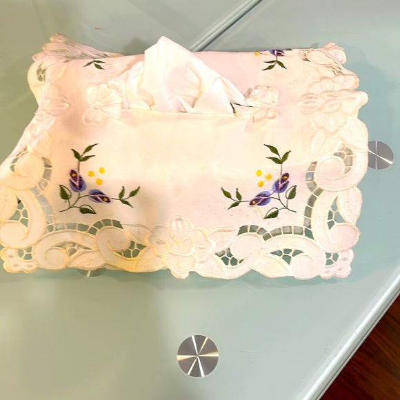 Facial Tissue Box - Picture 1 of 5